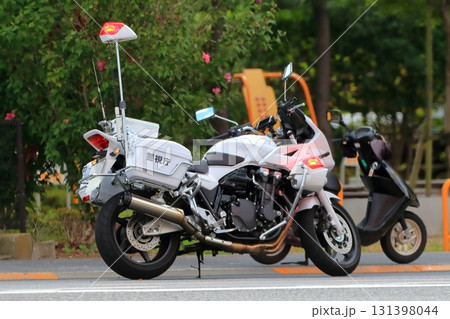 パトロール中の白バイ 131398044