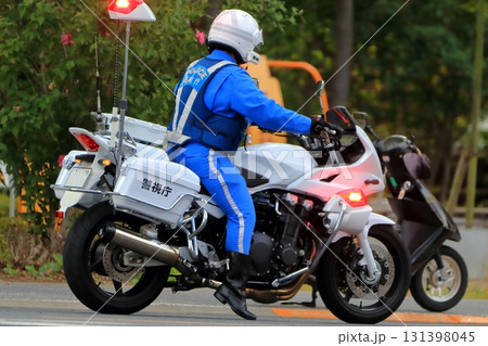 パトロール中の白バイ 131398045