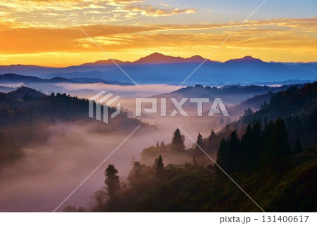 雲海朝焼けの越後三山夜明け 131400617