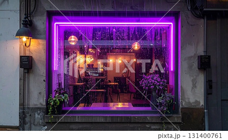 紫色を基調としたおしゃれな夜のカフェの窓辺 紫色を基調としたおしゃれな夜のカフェの窓辺 131400761