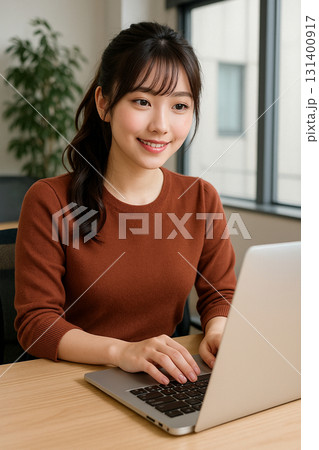 パソコンに向かう笑顔の女性 パソコンに向かう笑顔の女性 131400917