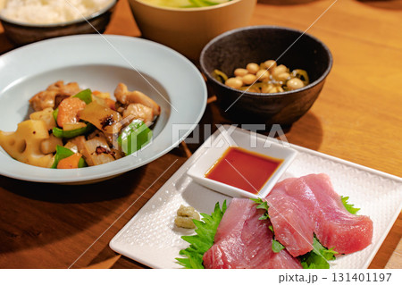 まぐろ刺身と鶏肉野菜炒めの夕食 まぐろ刺身と鶏肉野菜炒めの夕食 131401197