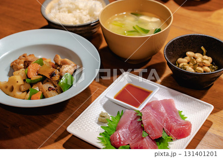 まぐろ刺身と鶏肉野菜炒めの夕食 131401201