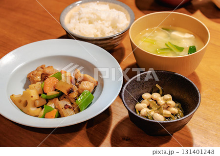 鶏肉と野菜炒めと煮豆の夕食 鶏肉と野菜炒めと煮豆の夕食 131401248