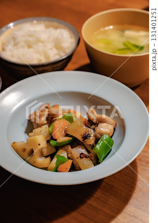 鶏肉と野菜炒めと煮豆の夕食 131401251