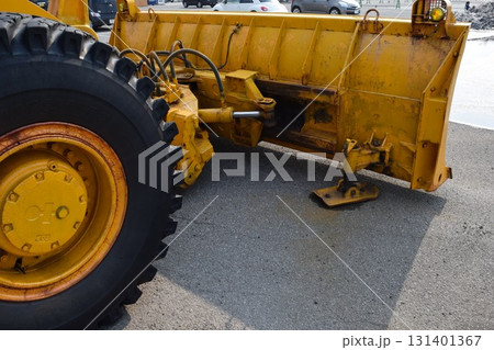 雪国で待機中の除雪車 131401367