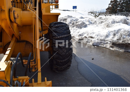 雪国で待機中の除雪車 131401368