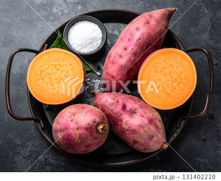 秋の味覚　収穫したさつまいものある食卓 131402210