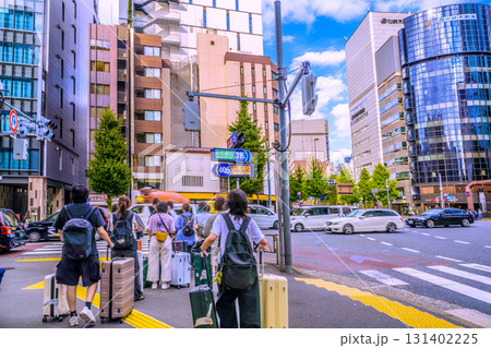 日本の東京都市景観 インバウンド続く…外国人観光客らで賑わう新橋。奥の銀座方向へ向かった 日本の東京都市景観 インバウンド続く…外国人観光客らで賑わう新橋。奥の銀座方向へ向かった 131402225