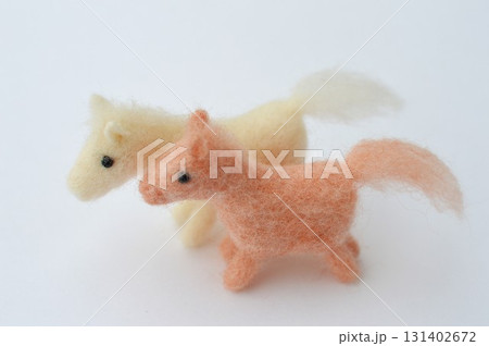 白バックに羊毛フェルトの馬が並ぶ     白バックに羊毛フェルトの馬が並ぶ     131402672