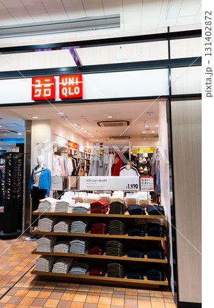 JR品川駅　ユニクロ エキュート品川店でショッピング　東京都港区高輪 131402872