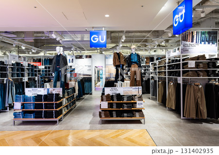 GU（ジーユー） LINKS UMEDA店で服を買う　大阪府大阪市北区 131402935