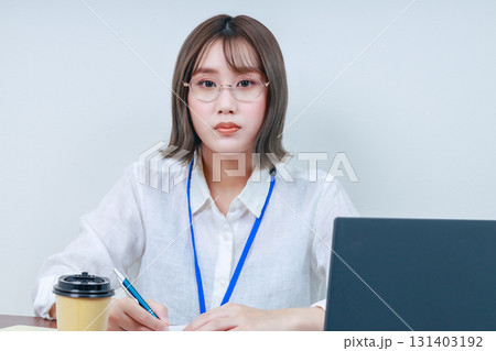 デスクワークする若い女性|カメラ目線 デスクワークする若い女性|カメラ目線 131403192