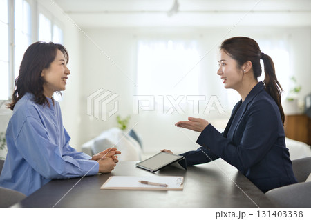ミドル女性に説明をする若いビジネスウーマン 131403338