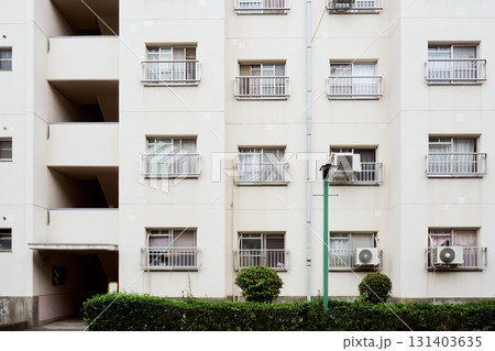 古い団地の外観。日本の住宅事情 古い団地の外観。日本の住宅事情 131403635