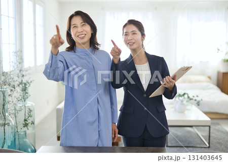 ミドル女性に説明をする若いビジネスウーマン 131403645