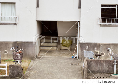 古い団地の外観。日本の住宅事情 古い団地の外観。日本の住宅事情 131403648