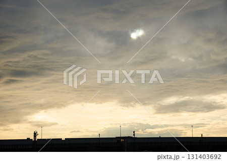 高架道路の上に低く垂れ込めた雲がドラマチックな夕焼け空 高架道路の上に低く垂れ込めた雲がドラマチックな夕焼け空 131403692