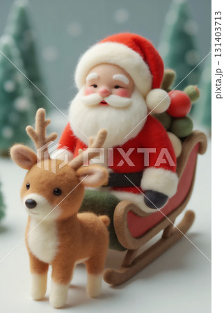 プレゼントを運ぶサンタとトナカイ 131403713