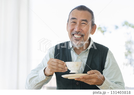笑顔の70代の男性 131403818