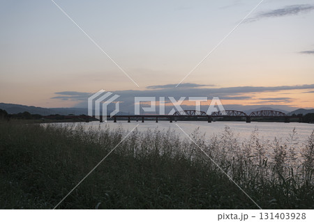 朝の河川敷にて 131403928
