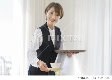 ミドル〜シニア世代のカフェの女性スタッフ 131403996