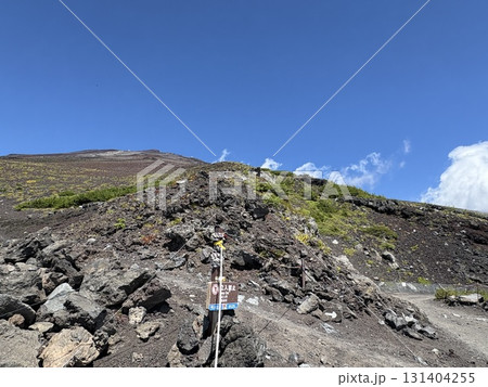 富士山富士宮ルート_六合目_ 宝永山遊歩道から見上げる富士山 131404255