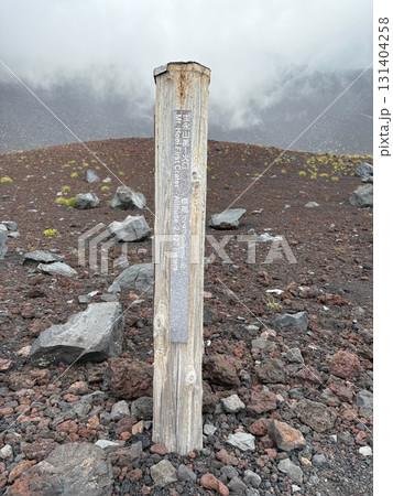 富士山富士宮ルート_六合目_ 宝永山遊歩道_宝永山火口 131404258