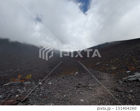 富士山富士宮ルート_六合目_ 宝永山遊歩道_宝永山火口 131404260
