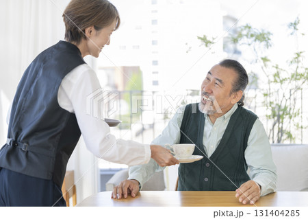 カフェでくつろぐシニア男性 131404285