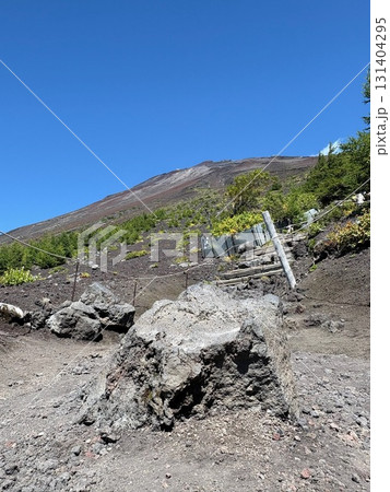富士山富士宮ルート_六合目_ 宝永山遊歩道_宝永山火口 131404295