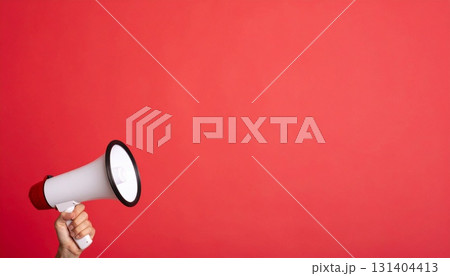 コピースペースがあるメガホンを持つ手と赤色の背景 生成AI コピースペースがあるメガホンを持つ手と赤色の背景 生成AI 131404413