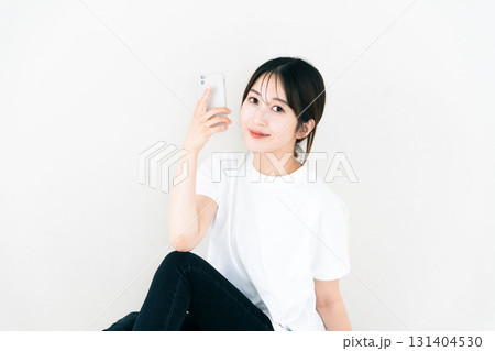 スマホを使う女性 スマホを使う女性 131404530
