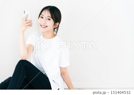 スマホを使う女性 スマホを使う女性 131404532