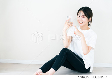 スマホを使う女性 131404540