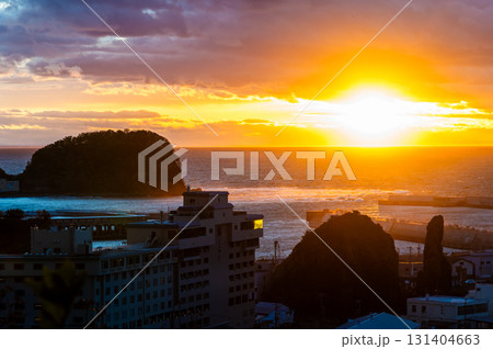 北海道 夕陽台から見るウトロ港の夕陽 131404663
