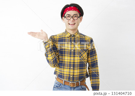 アキバ系の男性　左側を手のひらで指す　白背景 131404710