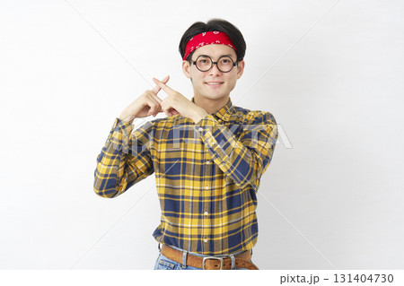 アキバ系の男性　指でばつ印のジェスチャー　白背景 131404730