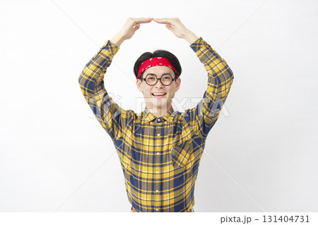 アキバ系の男性　丸印のジェスチャー　白背景 131404731