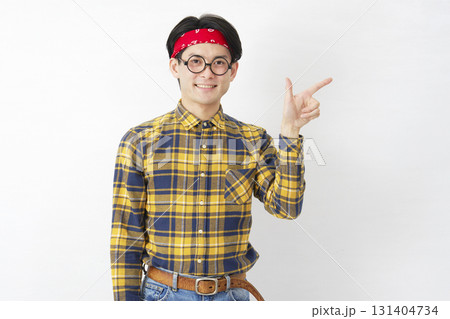 アキバ系の男性　チェックサイン　白背景 131404734