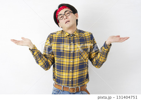 アキバ系の男性 ギブアップのジェスチャー 白背景 カメラ目線 アキバ系の男性 ギブアップのジェスチャー 白背景 カメラ目線 131404751