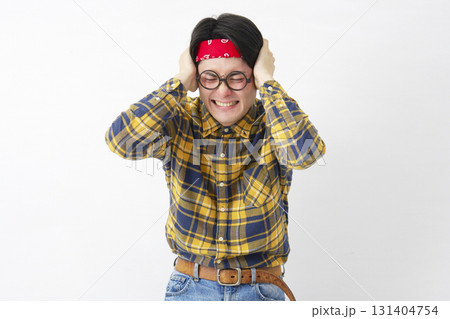 アキバ系の男性　耳を塞ぐ　白背景 131404754