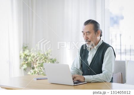 ノートパソコンで作業をする70代の男性 131405012