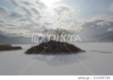 韓国楊口　極寒の破虜湖の湖面が凍結した雪景色 131405726