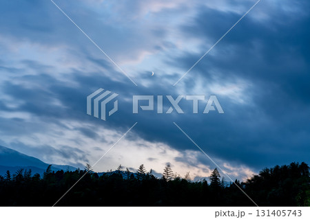 月と夕景の空 131405743
