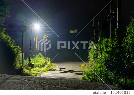 夜の踏切 131405835