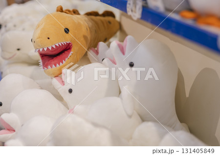 シロイルカ　ウツボ　ぬいぐるみ　展示　陳列　販売風景 131405849
