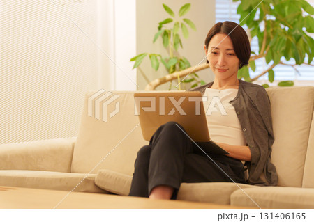 夜パソコンで仕事をする女性 131406165