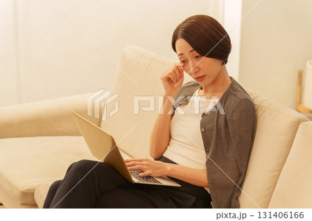 夜パソコンで仕事する眼精疲労の女性 131406166