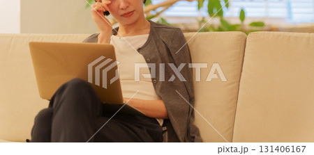 夜パソコンで仕事する眼精疲労の女性 夜パソコンで仕事する眼精疲労の女性 131406167